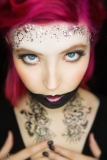 Alice im Glitzerland mit Tatoos