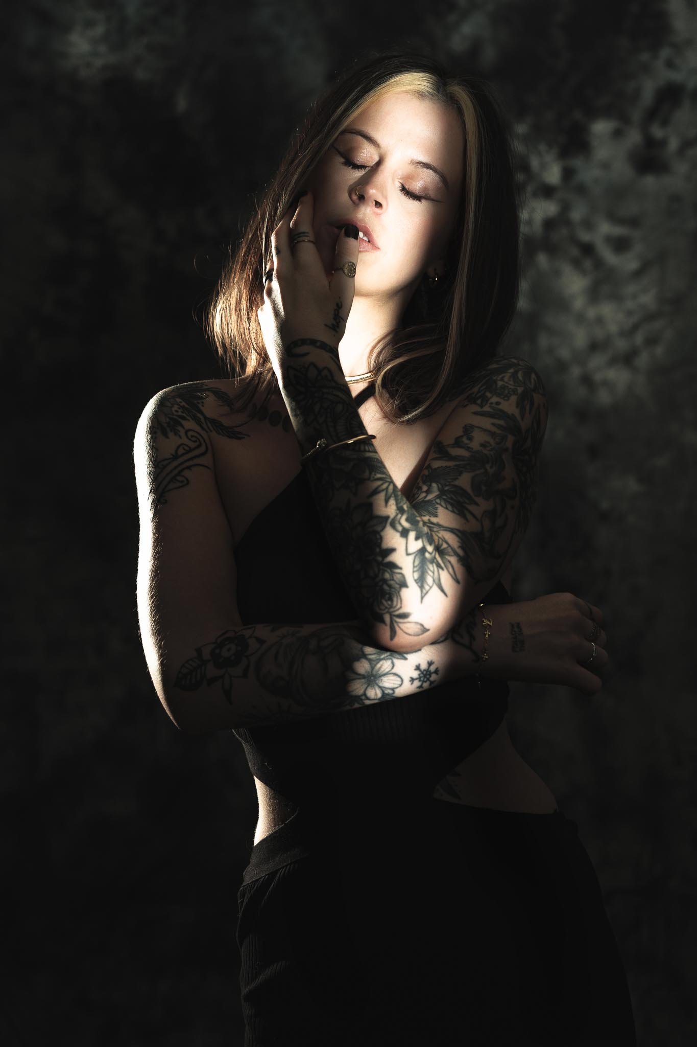Juliana, dunkles Studio, dramatisches Licht, Arme verschränkt