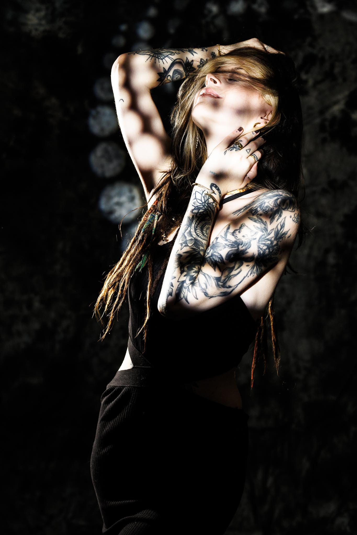 Juliana, dunkles Studio, Licht und Schatten