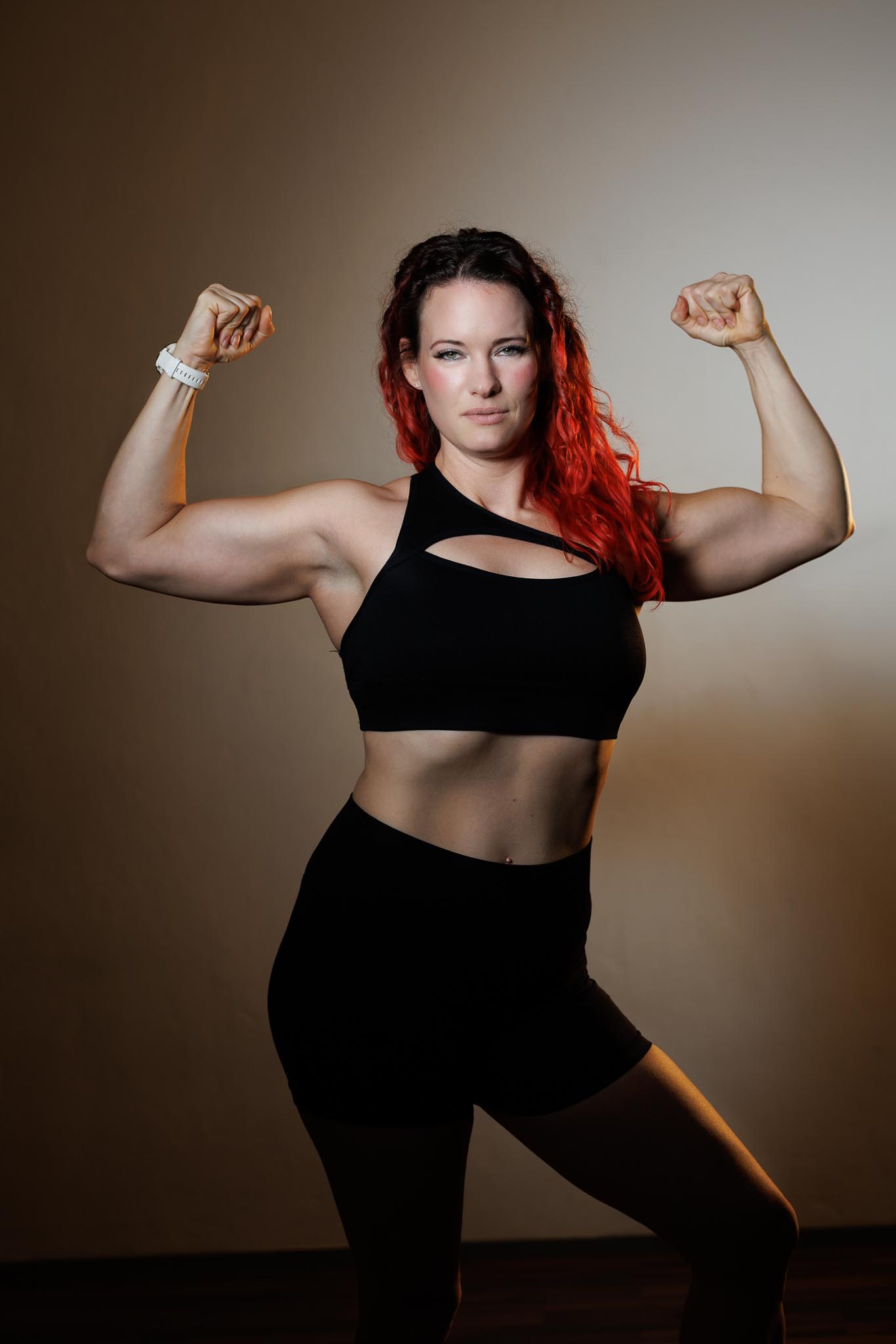 Marlen Studio, Bizeps-Pose, braunes Licht