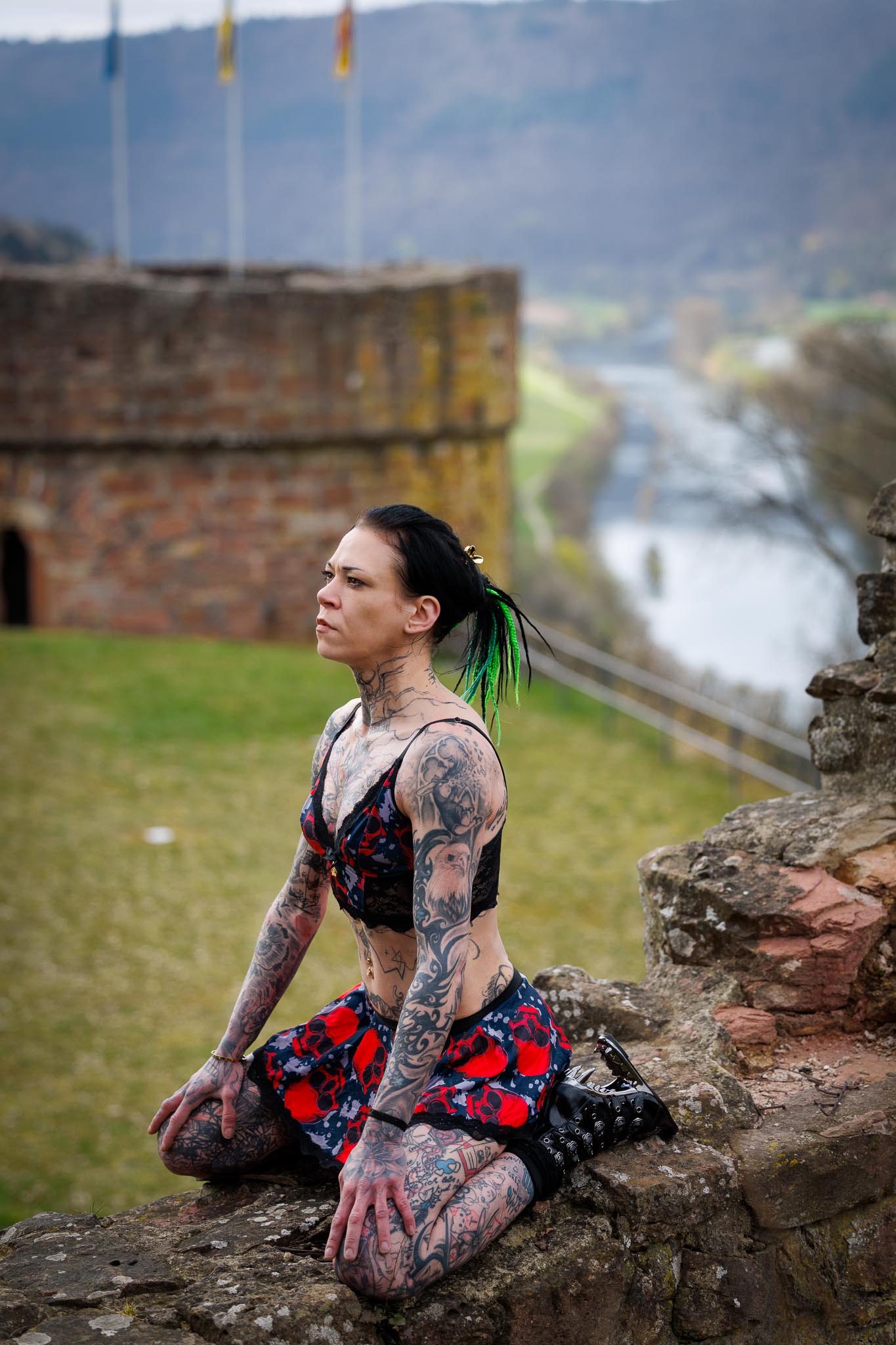 Isabell im Profil auf der Burgmauer, Blick ins Tal