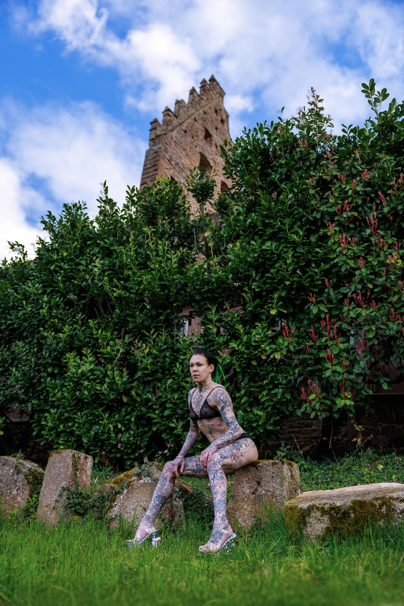 Isabell vor dem Burgturm, schwarzes Lingerie-Set