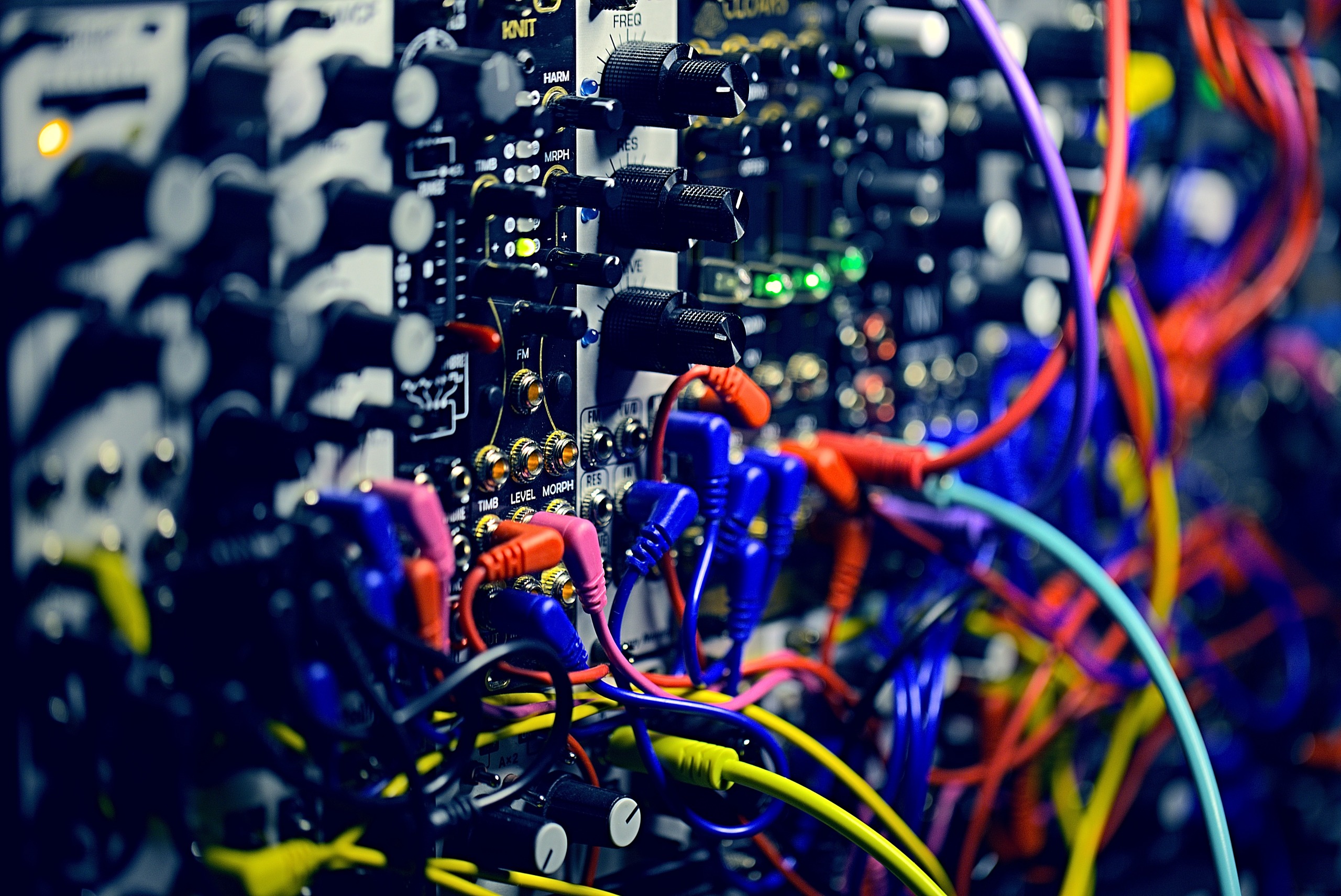 Bunte Patchkabel am Modular