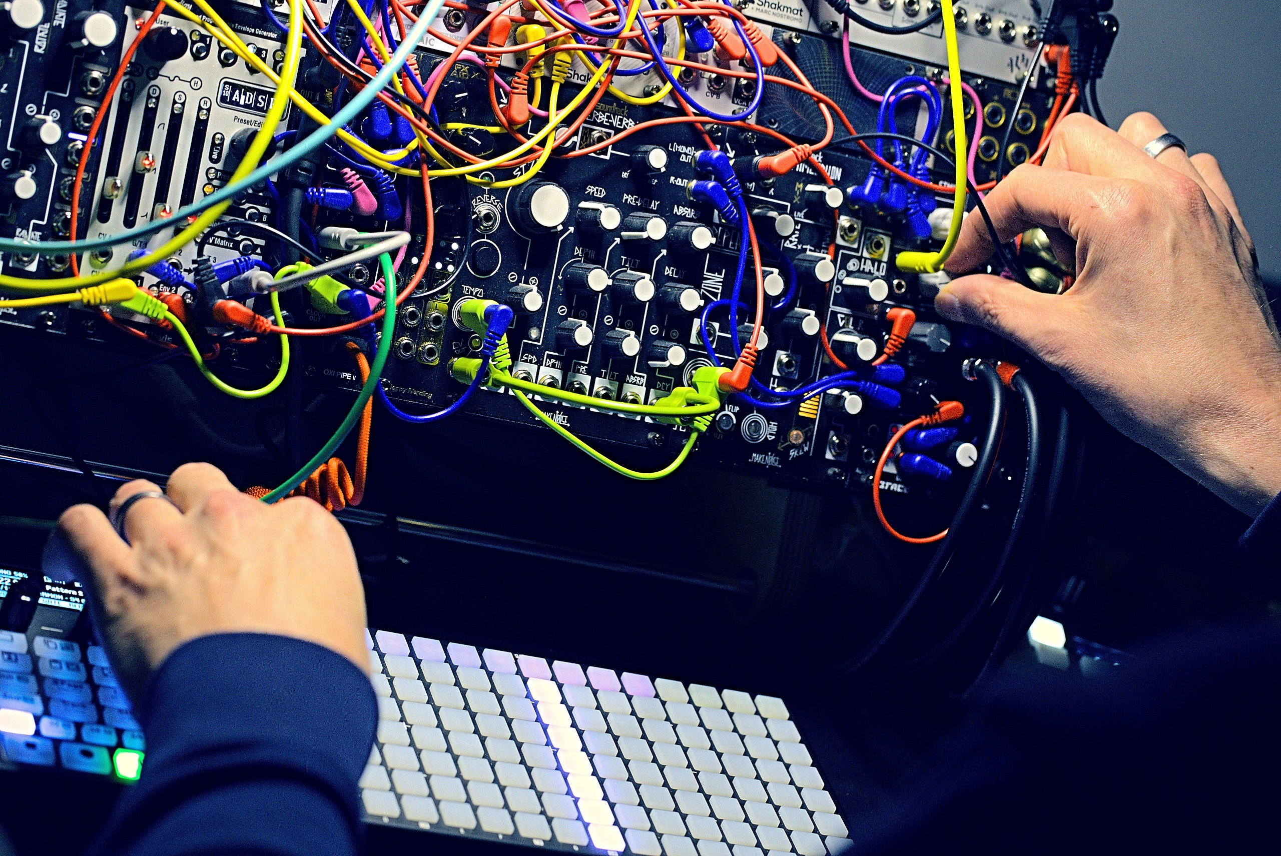 Matthias patcht den Synthesizer
