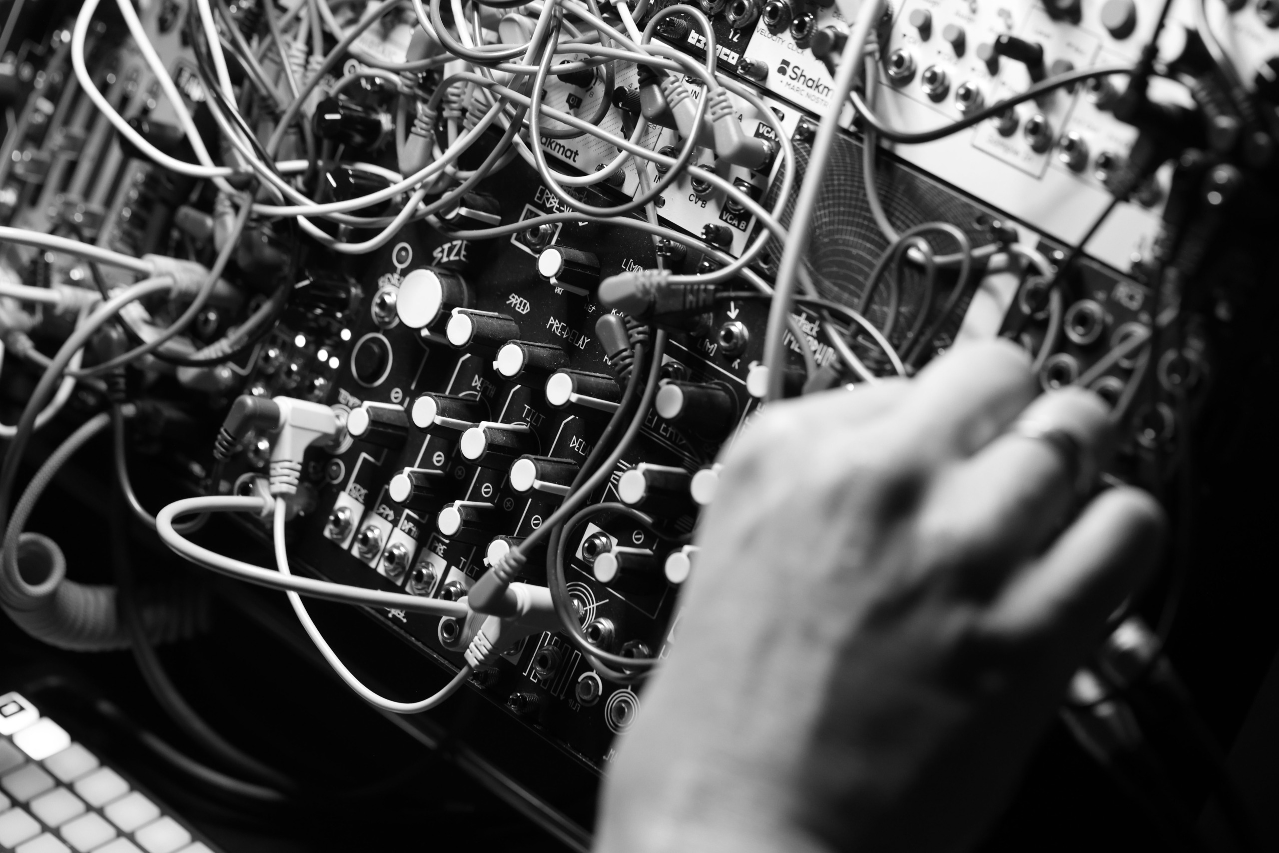 Modular Synthesizer schwarz-weiß