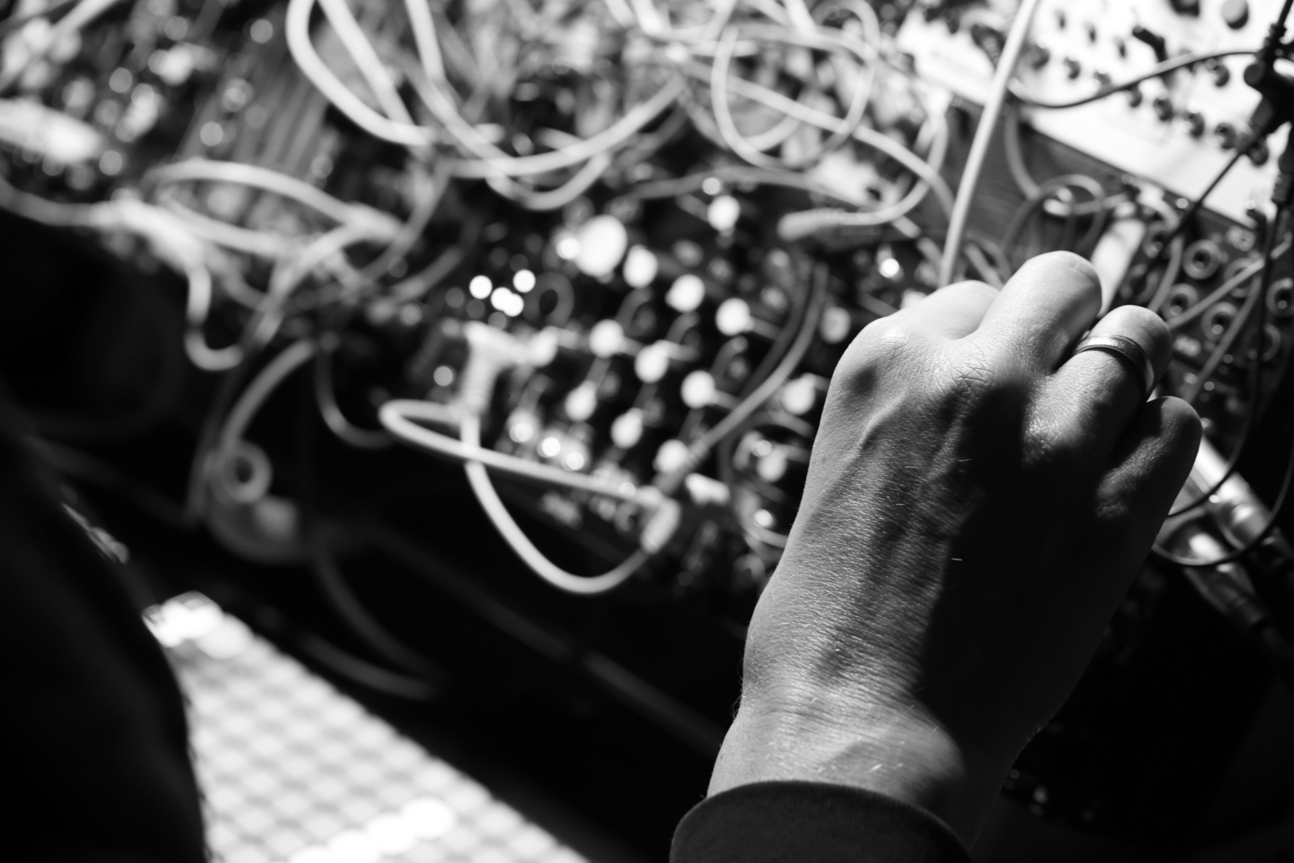 Hand am Synthesizer